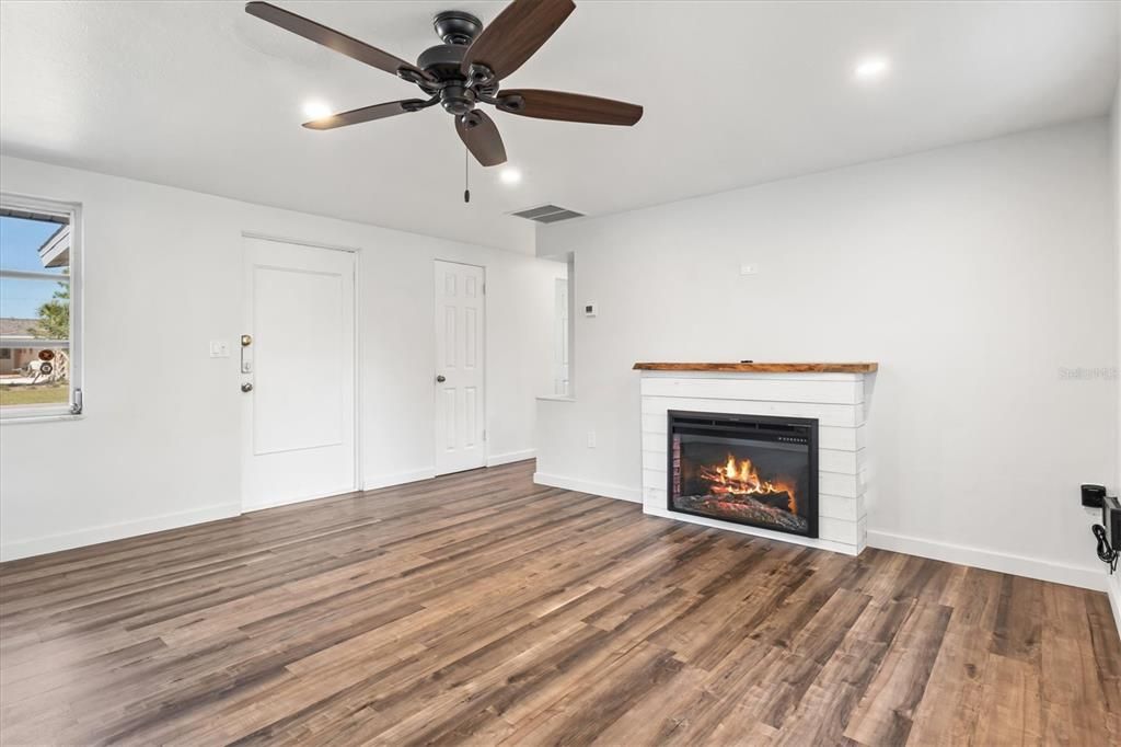 Под контрактом: $249,900 (2 спален, 1 ванн, 966 Квадратных фут)