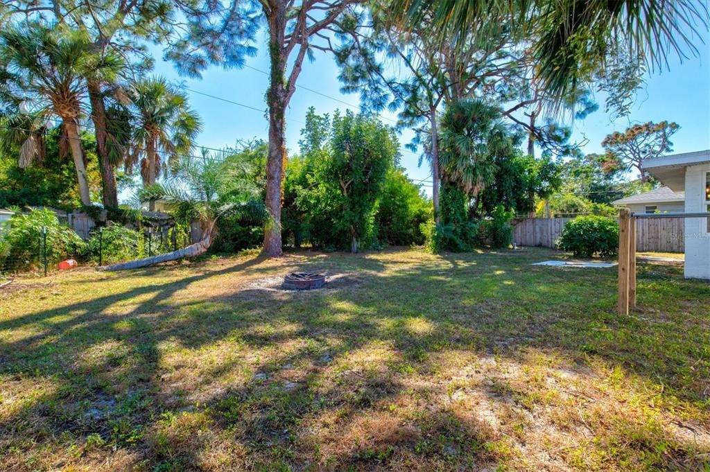 Под контрактом: $249,900 (2 спален, 1 ванн, 966 Квадратных фут)