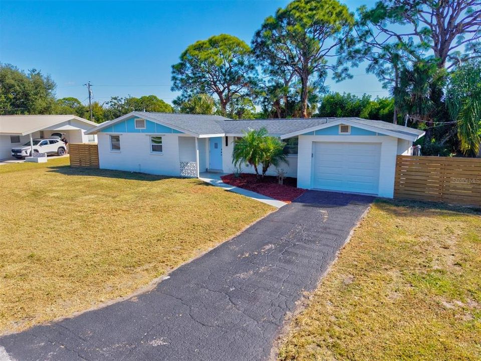 Под контрактом: $249,900 (2 спален, 1 ванн, 966 Квадратных фут)