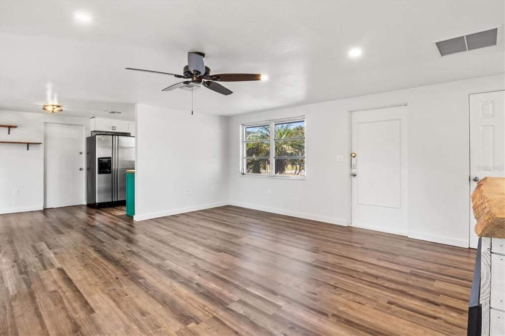 Под контрактом: $249,900 (2 спален, 1 ванн, 966 Квадратных фут)