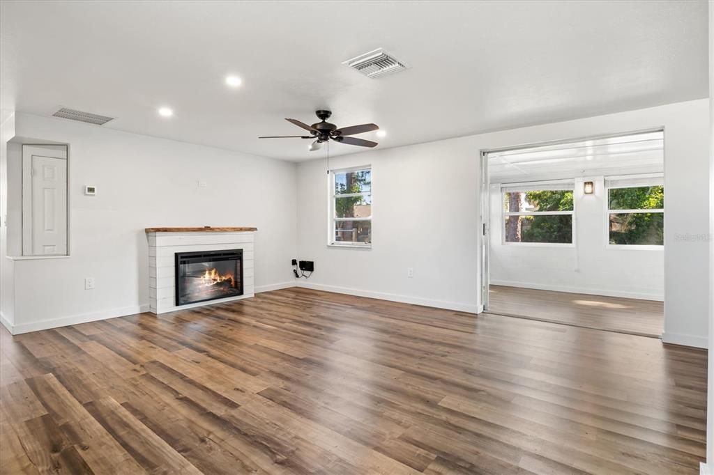 Под контрактом: $249,900 (2 спален, 1 ванн, 966 Квадратных фут)