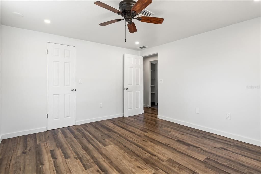 Под контрактом: $249,900 (2 спален, 1 ванн, 966 Квадратных фут)