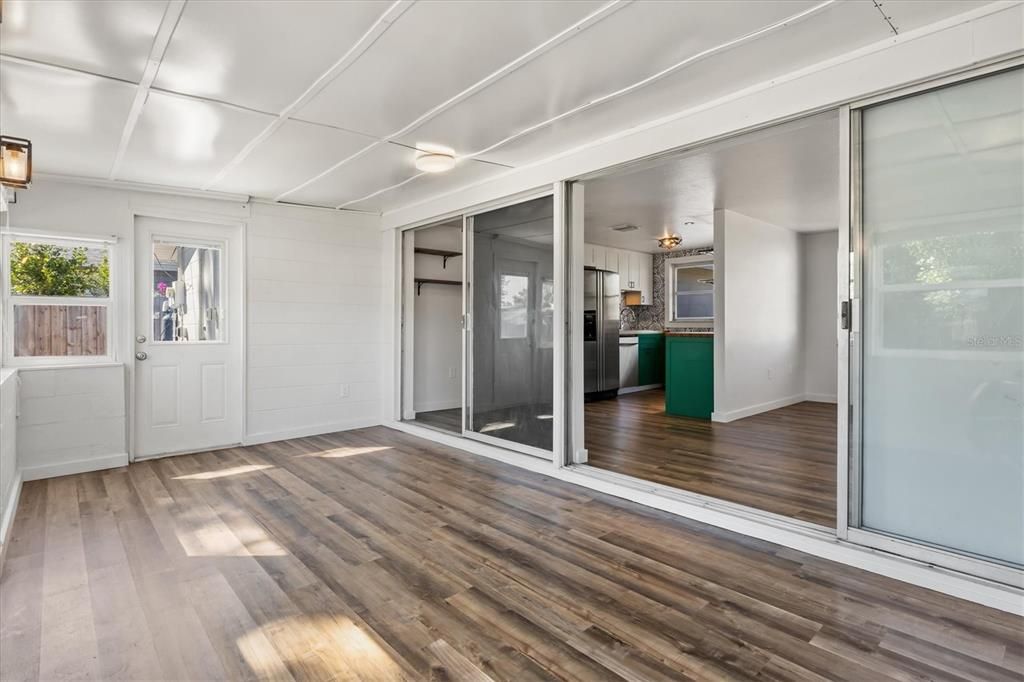 Под контрактом: $249,900 (2 спален, 1 ванн, 966 Квадратных фут)