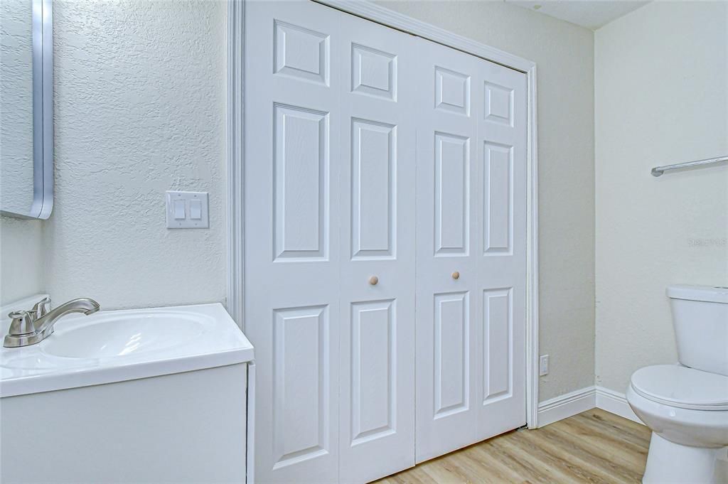 На продажу: $249,995 (2 спален, 2 ванн, 1198 Квадратных фут)