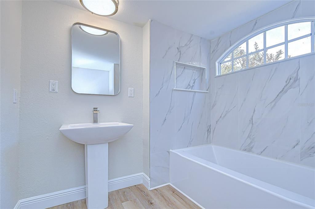 На продажу: $249,995 (2 спален, 2 ванн, 1198 Квадратных фут)