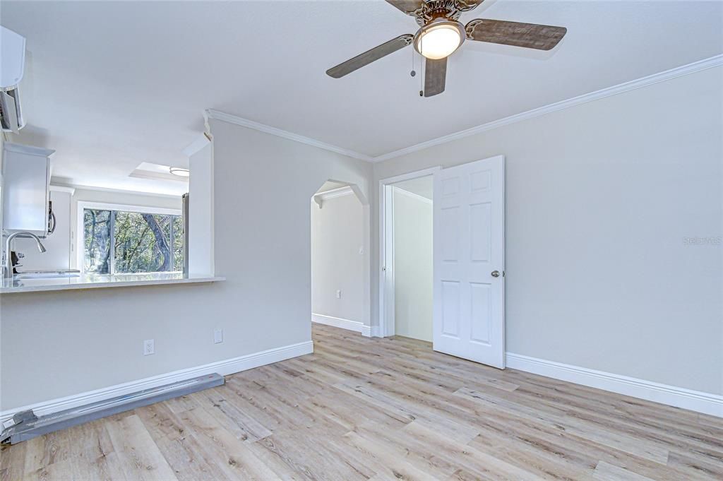 На продажу: $249,995 (2 спален, 2 ванн, 1198 Квадратных фут)