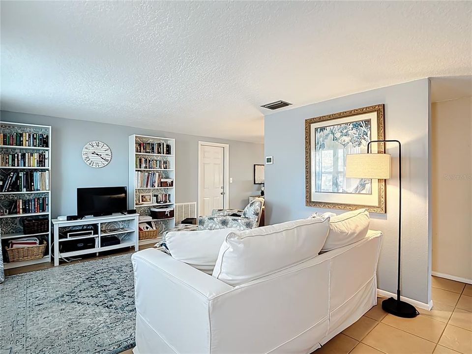 待售: $220,000 (2 贝兹, 1 浴室, 1088 平方英尺)