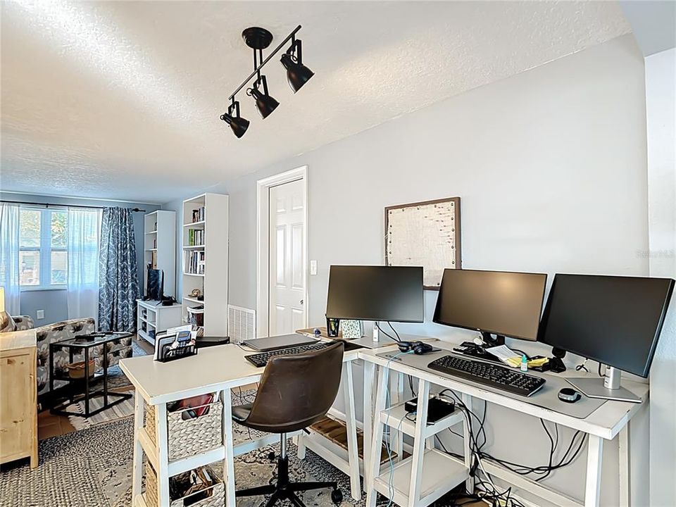 待售: $220,000 (2 贝兹, 1 浴室, 1088 平方英尺)