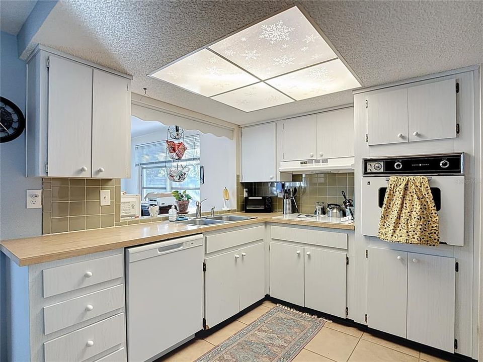 待售: $220,000 (2 贝兹, 1 浴室, 1088 平方英尺)