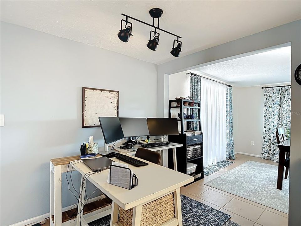 待售: $220,000 (2 贝兹, 1 浴室, 1088 平方英尺)