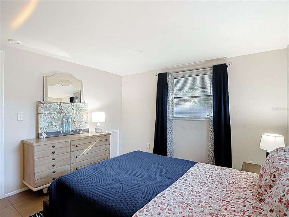 待售: $220,000 (2 贝兹, 1 浴室, 1088 平方英尺)