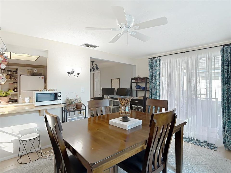 待售: $220,000 (2 贝兹, 1 浴室, 1088 平方英尺)