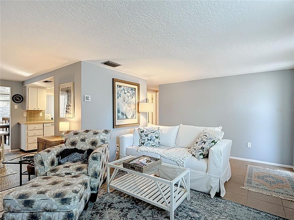 待售: $220,000 (2 贝兹, 1 浴室, 1088 平方英尺)