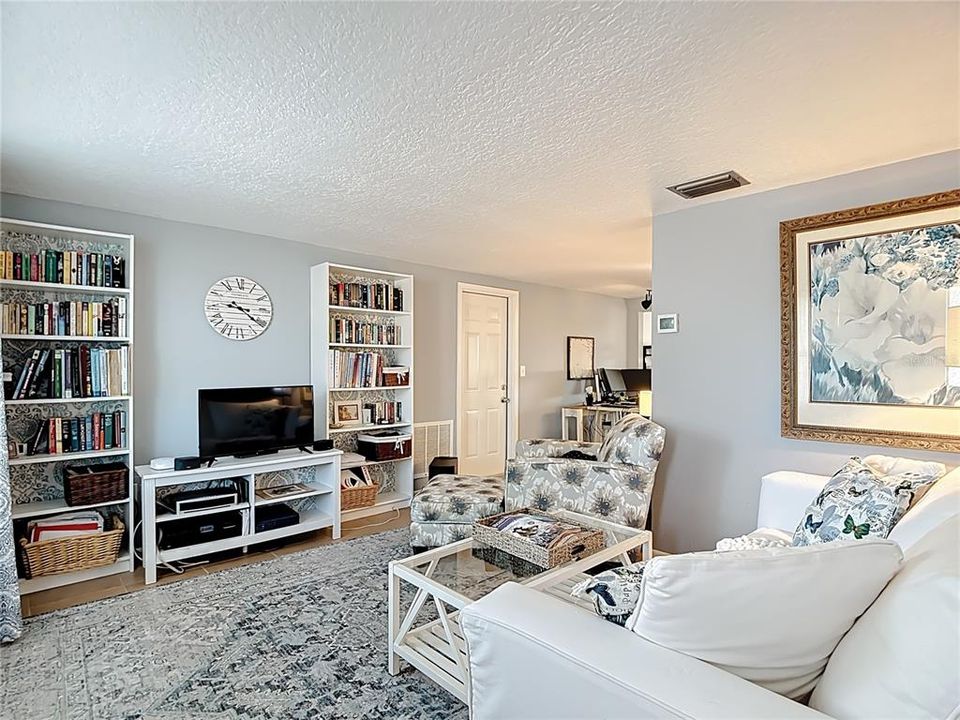 待售: $220,000 (2 贝兹, 1 浴室, 1088 平方英尺)