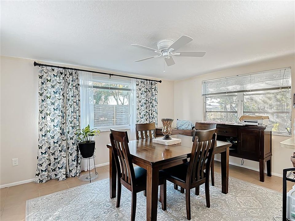 待售: $220,000 (2 贝兹, 1 浴室, 1088 平方英尺)