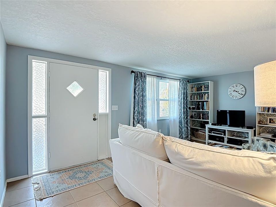 待售: $220,000 (2 贝兹, 1 浴室, 1088 平方英尺)