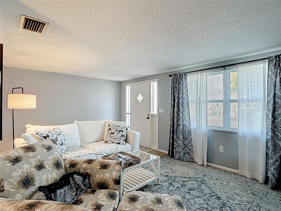 待售: $220,000 (2 贝兹, 1 浴室, 1088 平方英尺)