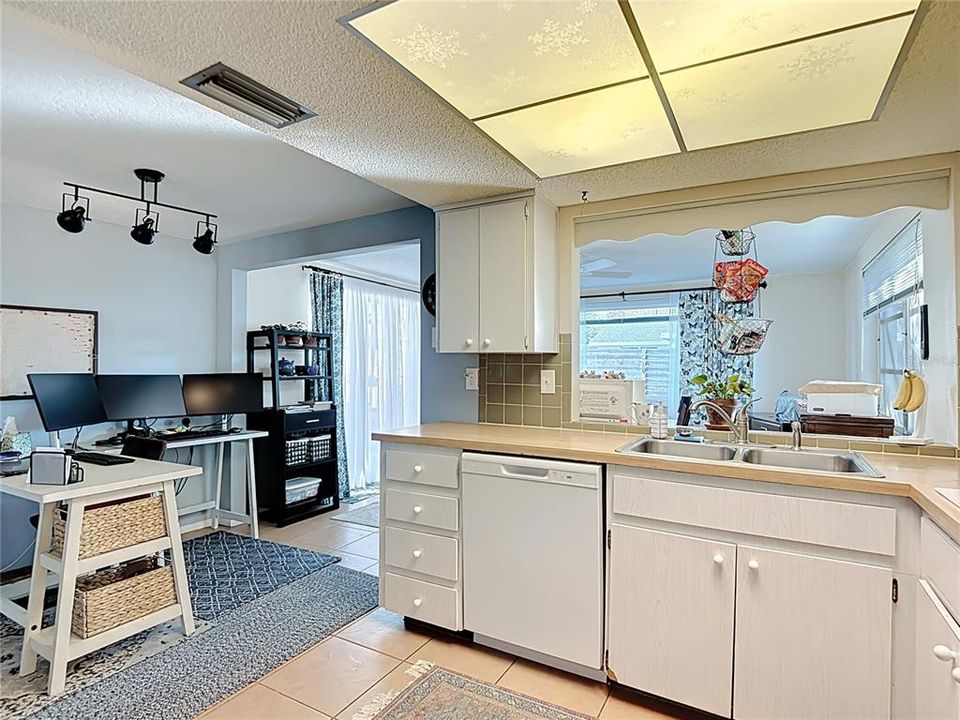 待售: $220,000 (2 贝兹, 1 浴室, 1088 平方英尺)