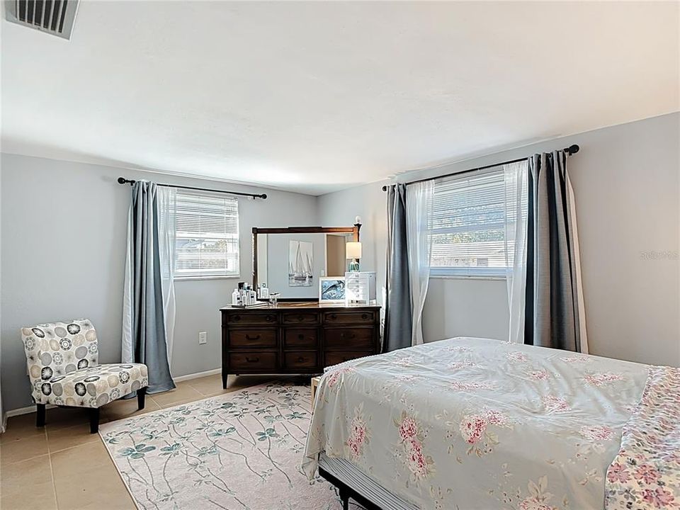 待售: $220,000 (2 贝兹, 1 浴室, 1088 平方英尺)