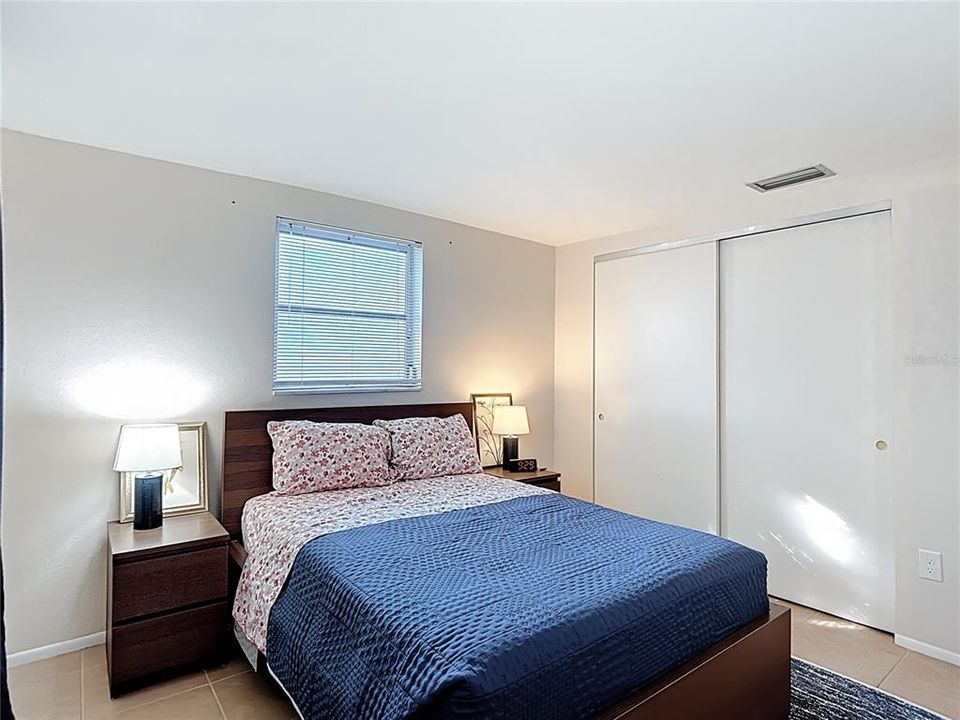 待售: $220,000 (2 贝兹, 1 浴室, 1088 平方英尺)