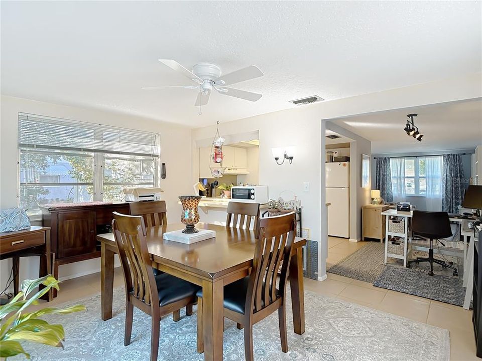 待售: $220,000 (2 贝兹, 1 浴室, 1088 平方英尺)