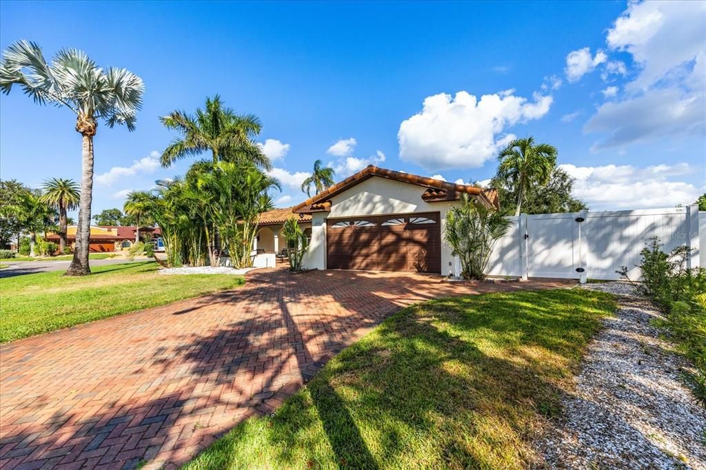 En Venta: $800,000 (4 camas, 2 baños, 2200 Pies cuadrados)