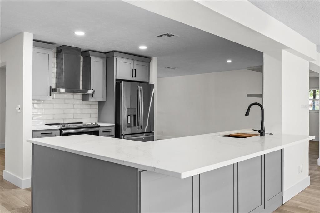 En Venta: $800,000 (4 camas, 2 baños, 2200 Pies cuadrados)