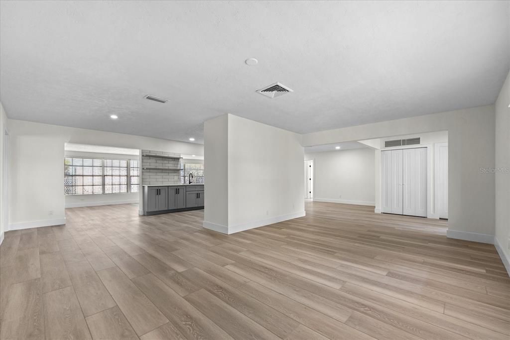 En Venta: $800,000 (4 camas, 2 baños, 2200 Pies cuadrados)