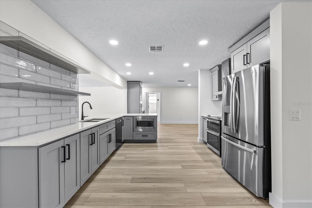 En Venta: $800,000 (4 camas, 2 baños, 2200 Pies cuadrados)