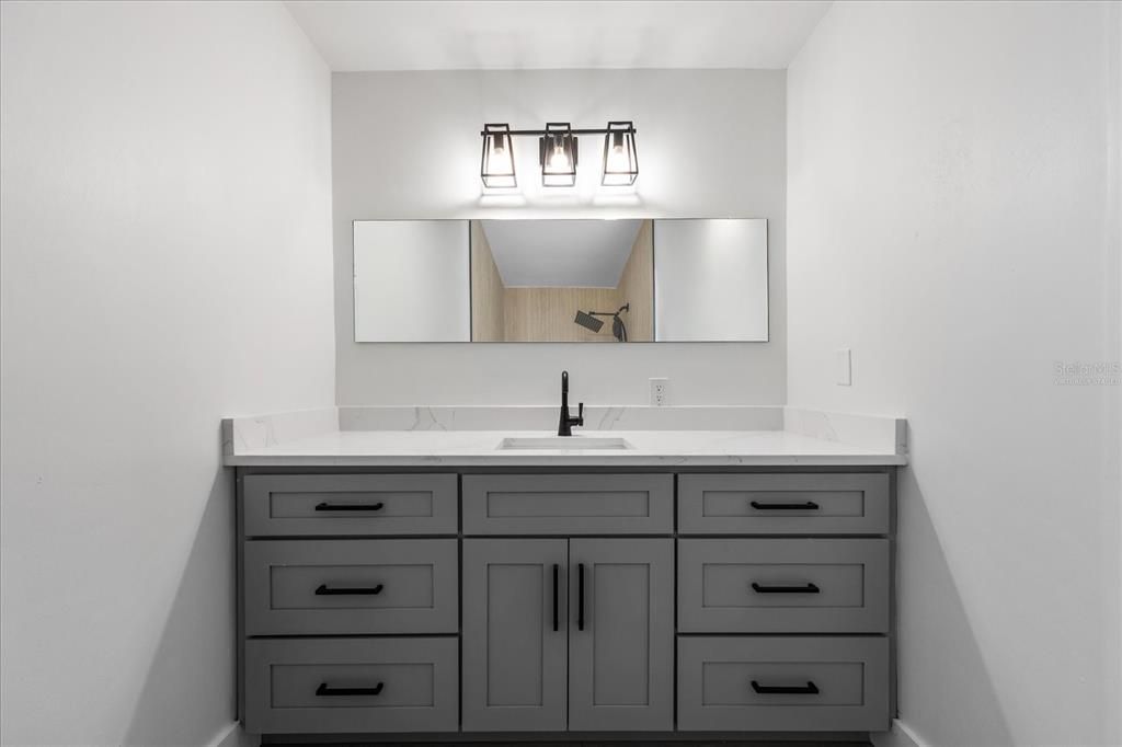 En Venta: $800,000 (4 camas, 2 baños, 2200 Pies cuadrados)