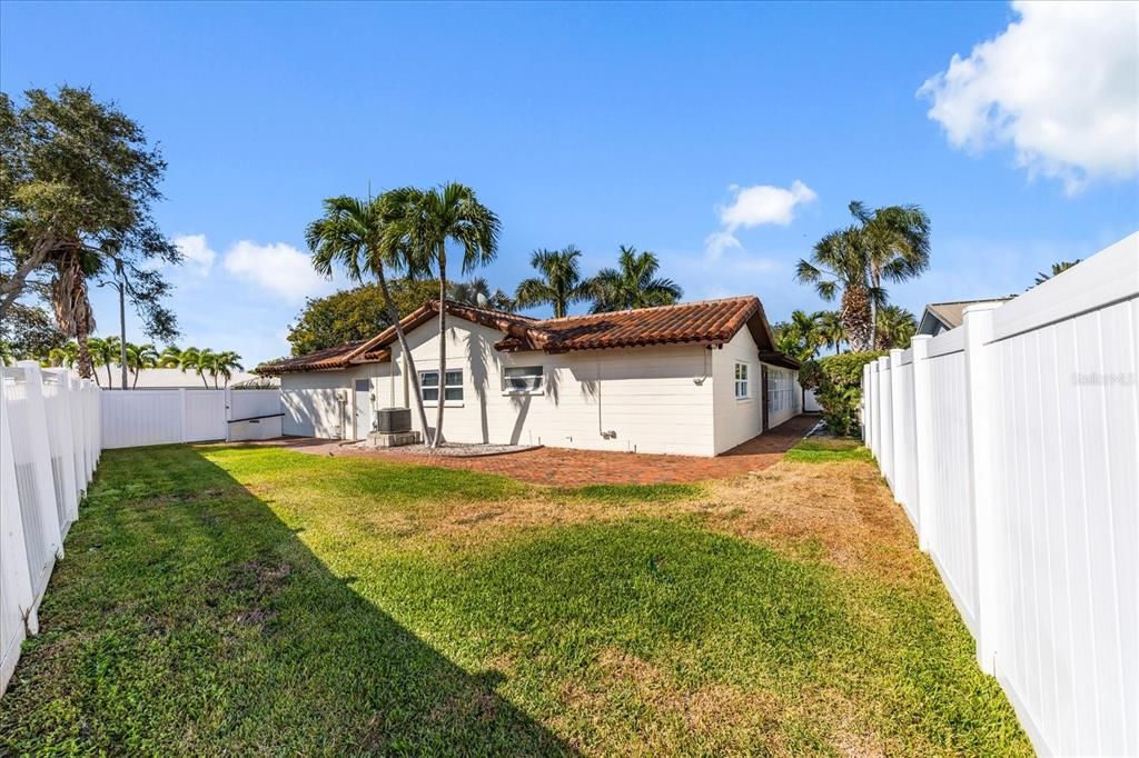 En Venta: $800,000 (4 camas, 2 baños, 2200 Pies cuadrados)