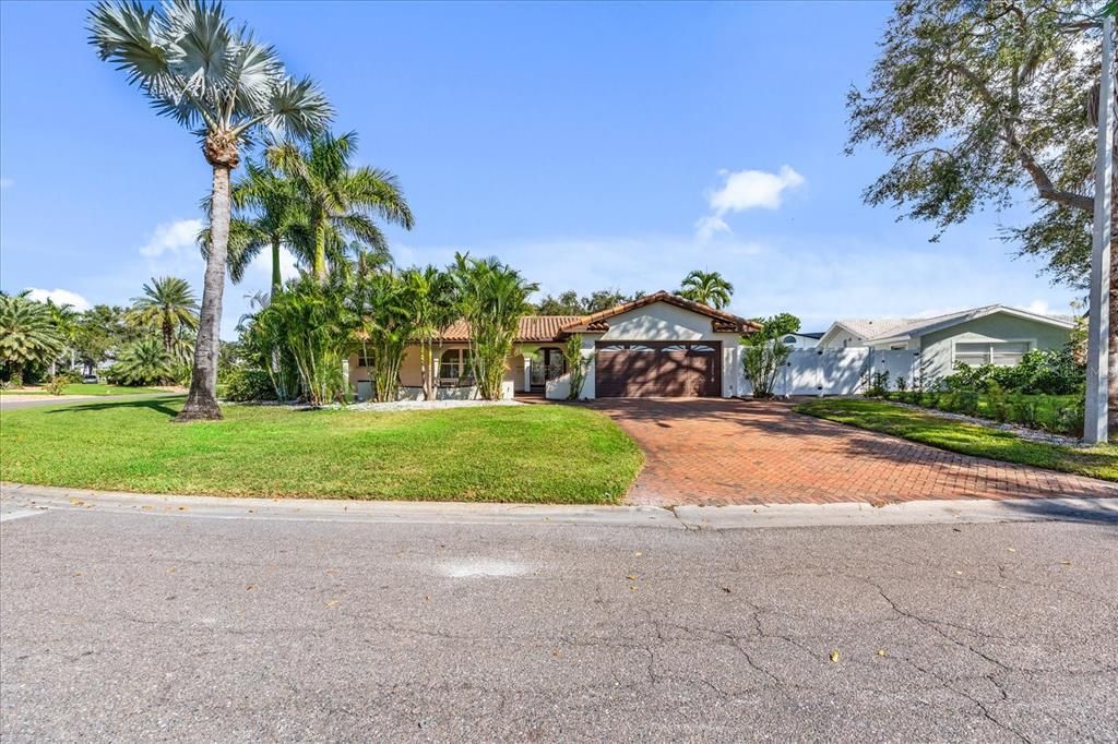 En Venta: $800,000 (4 camas, 2 baños, 2200 Pies cuadrados)