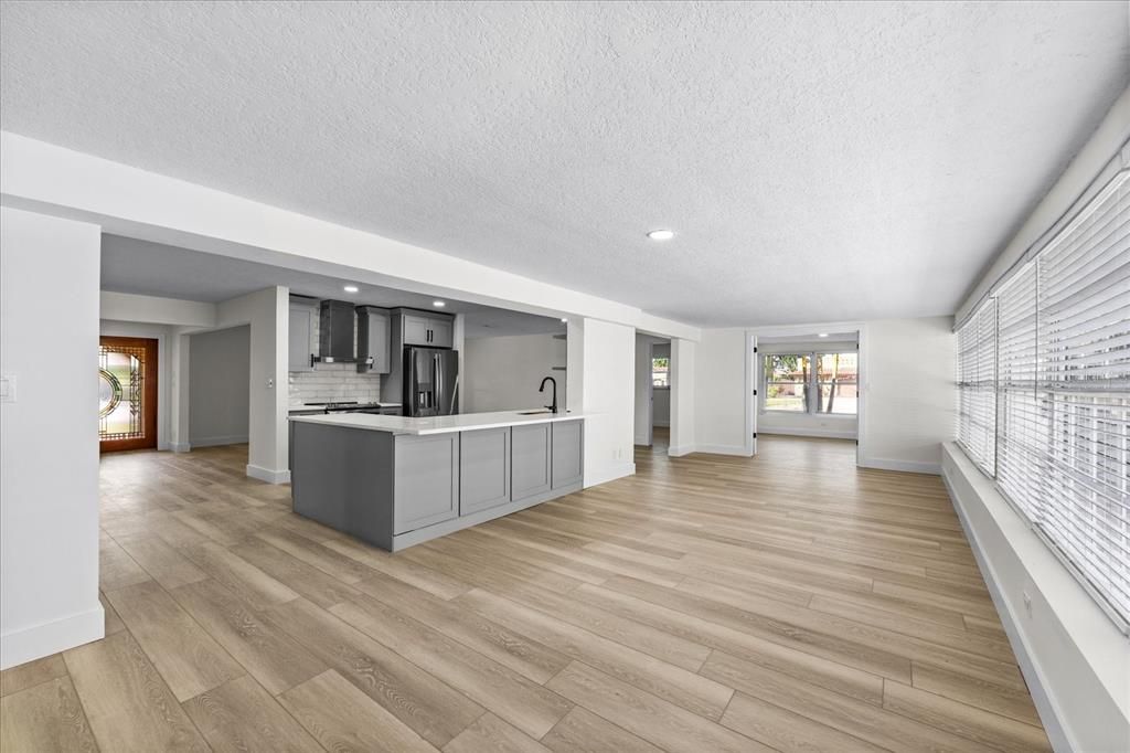 En Venta: $800,000 (4 camas, 2 baños, 2200 Pies cuadrados)