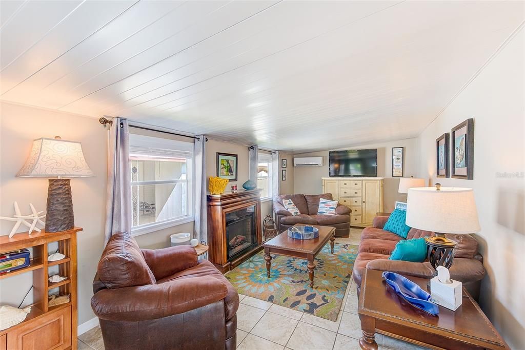 For Sale: $97,000 (2 beds, 1 baths, 982 Square Feet)