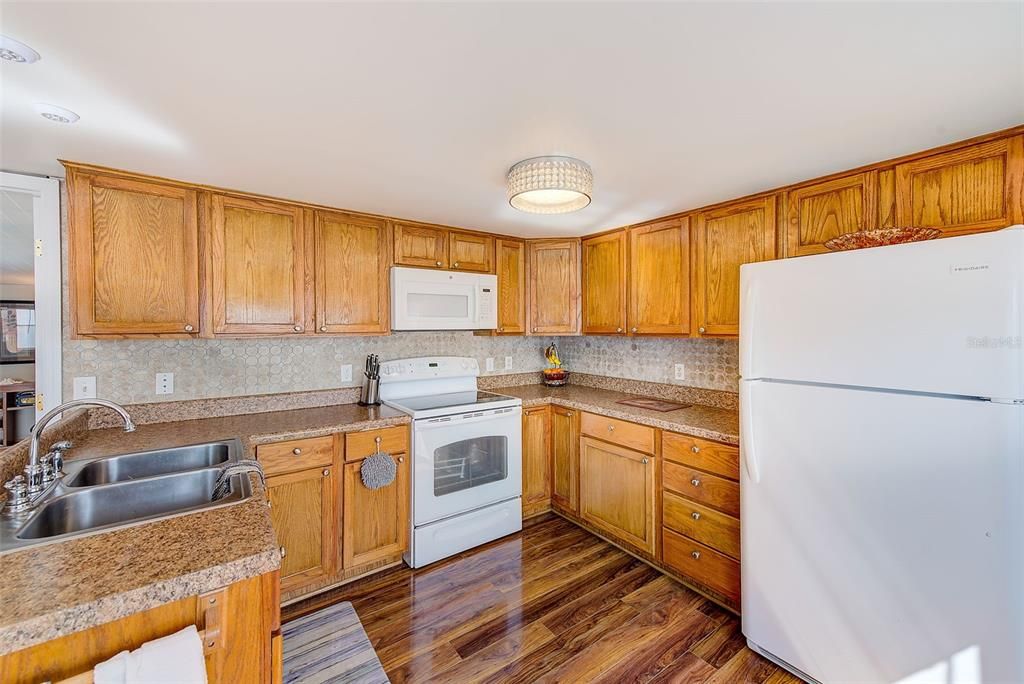 For Sale: $97,000 (2 beds, 1 baths, 982 Square Feet)