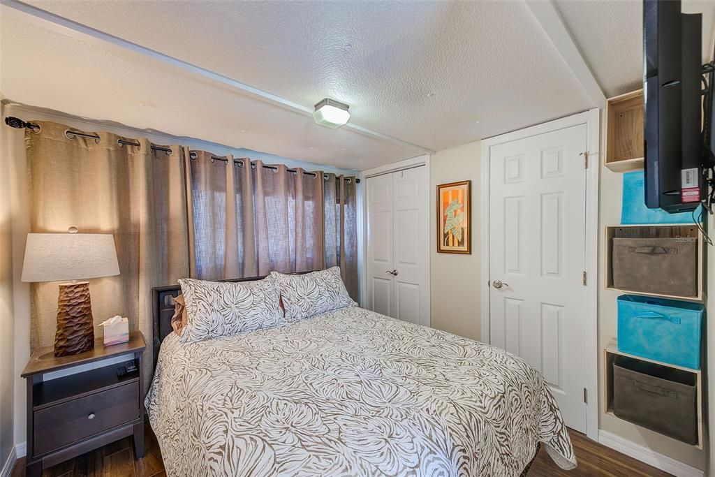 For Sale: $97,000 (2 beds, 1 baths, 982 Square Feet)