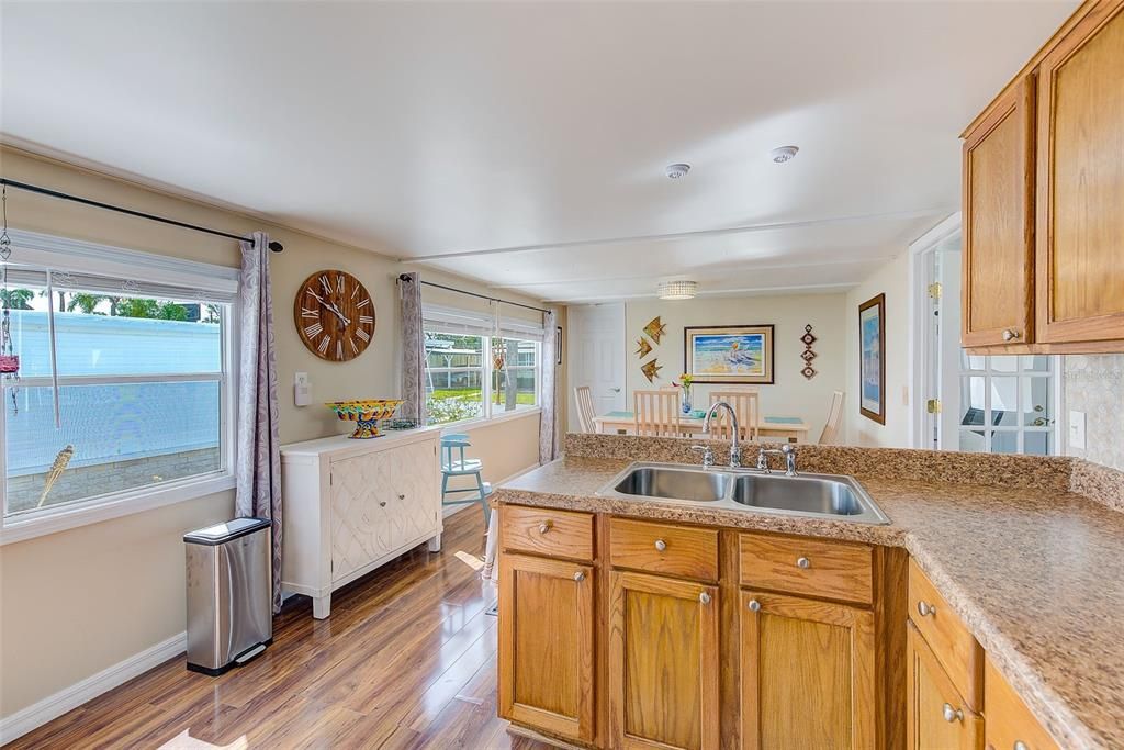 For Sale: $97,000 (2 beds, 1 baths, 982 Square Feet)