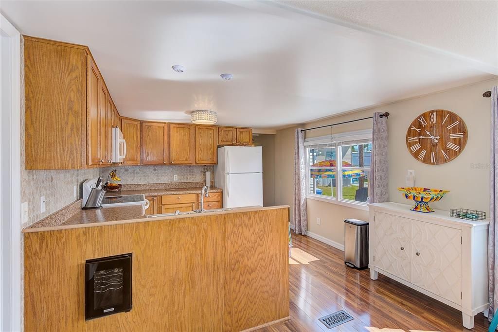 For Sale: $97,000 (2 beds, 1 baths, 982 Square Feet)