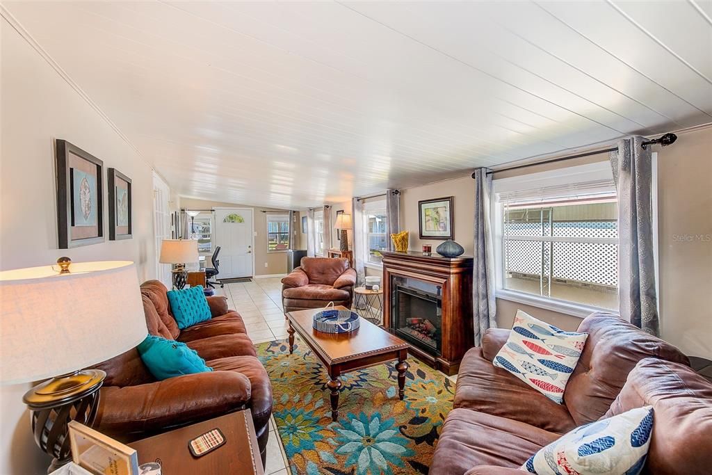 For Sale: $97,000 (2 beds, 1 baths, 982 Square Feet)