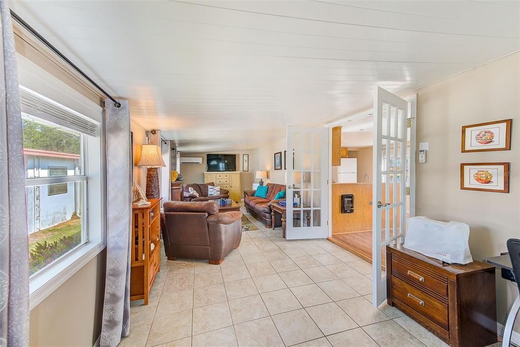 For Sale: $97,000 (2 beds, 1 baths, 982 Square Feet)