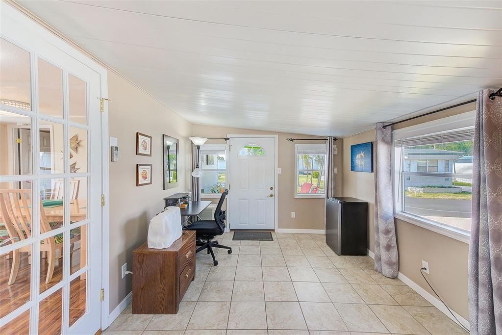 For Sale: $97,000 (2 beds, 1 baths, 982 Square Feet)