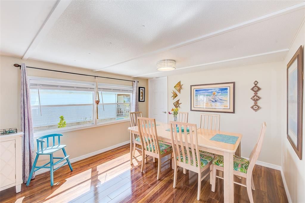 For Sale: $97,000 (2 beds, 1 baths, 982 Square Feet)