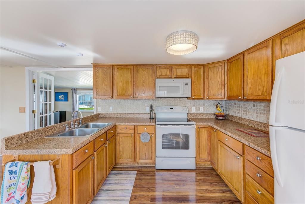 For Sale: $97,000 (2 beds, 1 baths, 982 Square Feet)