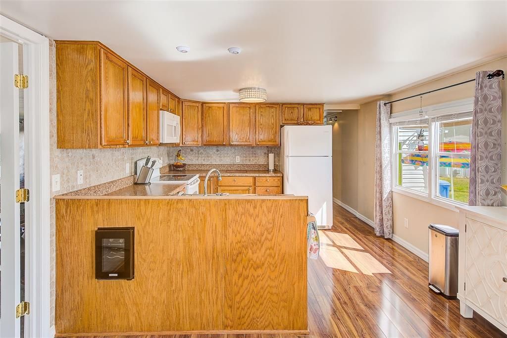 For Sale: $97,000 (2 beds, 1 baths, 982 Square Feet)