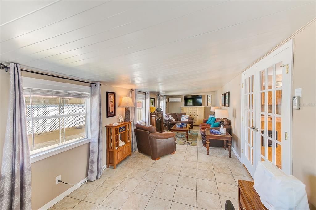 For Sale: $97,000 (2 beds, 1 baths, 982 Square Feet)