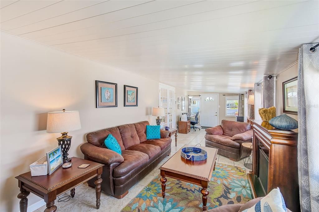 For Sale: $97,000 (2 beds, 1 baths, 982 Square Feet)