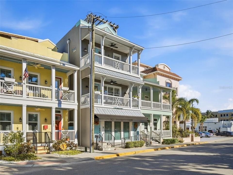 For Sale: $1,690,000 (3 beds, 3 baths, 3300 Square Feet)