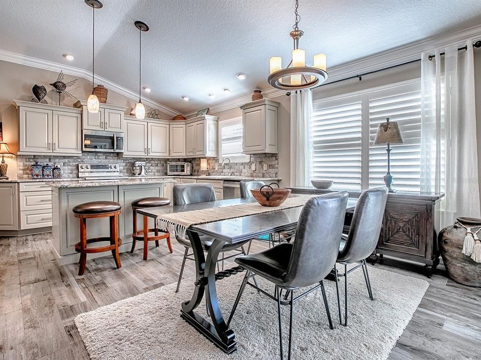 Activo con contrato: $379,900 (3 camas, 2 baños, 1597 Pies cuadrados)