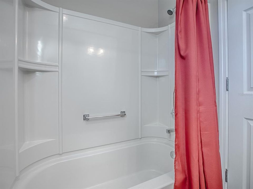 Activo con contrato: $379,900 (3 camas, 2 baños, 1597 Pies cuadrados)