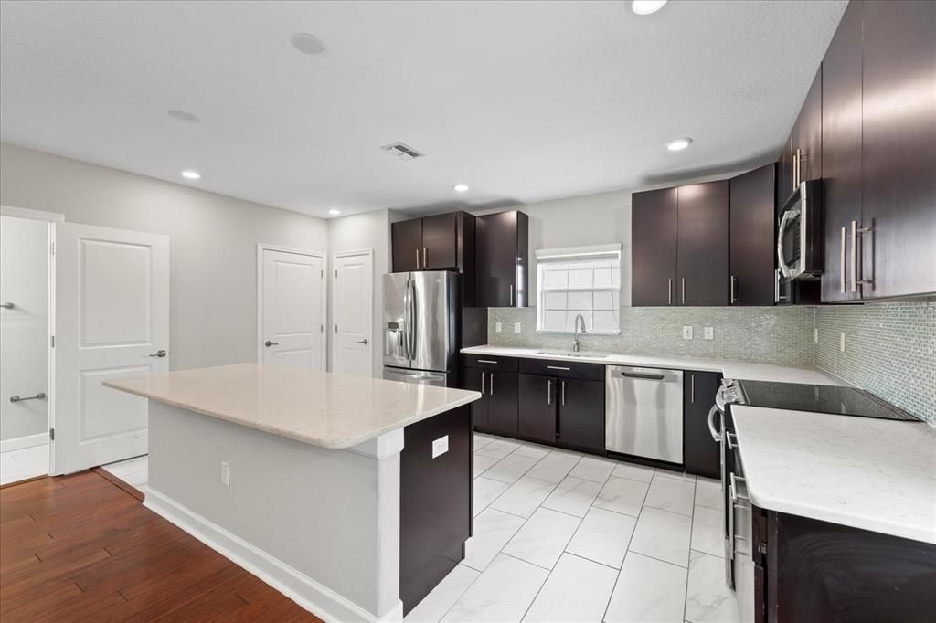 Activo con contrato: $655,000 (4 camas, 3 baños, 2226 Pies cuadrados)